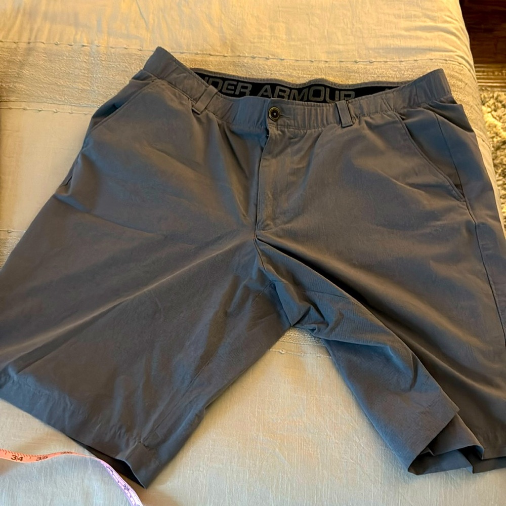 Under Armour Golf Shorts Grey Mens size 38.  Great condition.